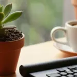 Un elegante escritorio con una laptop