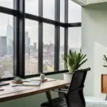 Un moderno espacio de oficina con un escritorio de madera