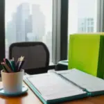 Un moderno escritorio de oficina con una laptop