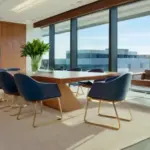 Oficina corporativa elegante y minimalista con mobiliario moderno