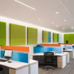 Centro de atención al cliente luminoso y moderno