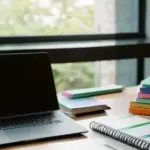 Un espacio de trabajo moderno y acogedor con una mesa de madera