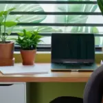 Una oficina bien organizada con muebles modernos
